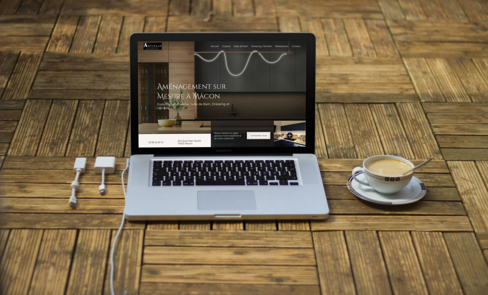 Un ordinateur portable avec une tasse de café sur une table.