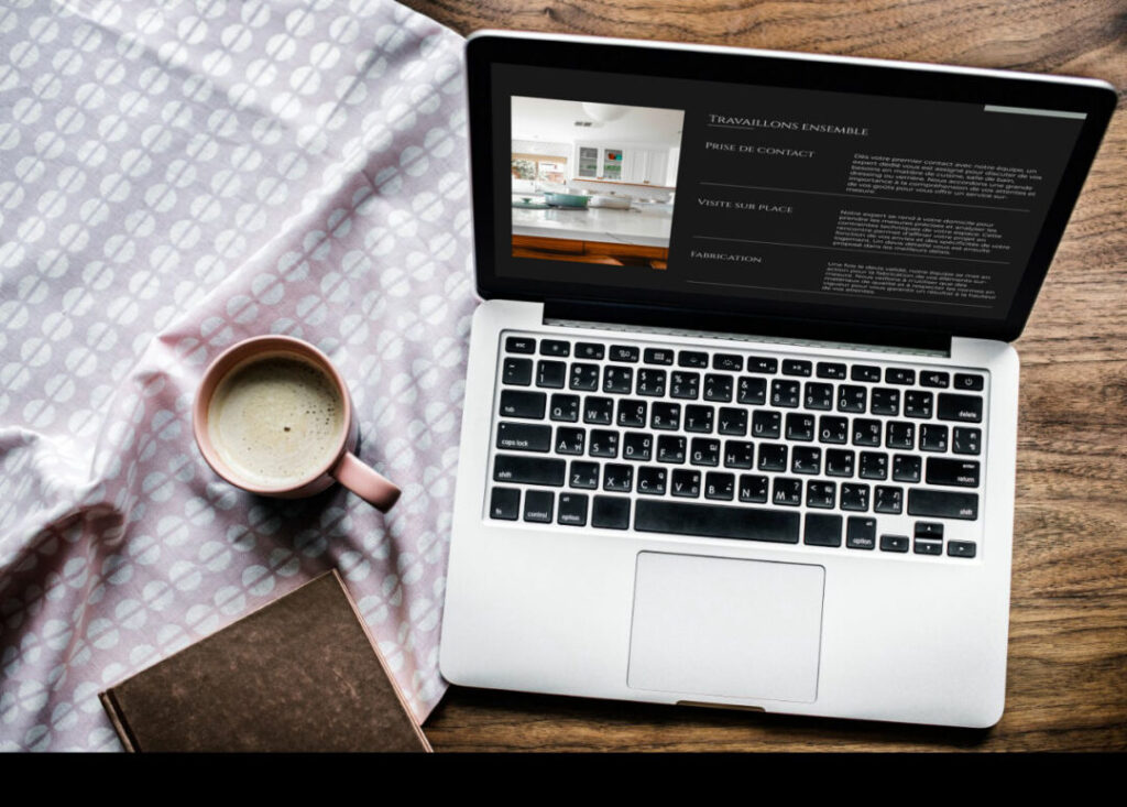 Un bureau moderne avec ordinateur portable, café et carnet.