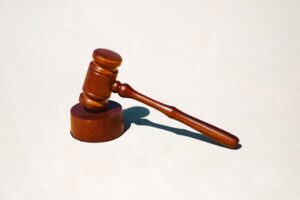 Un maillet symbolisant l'autorité et la justice.