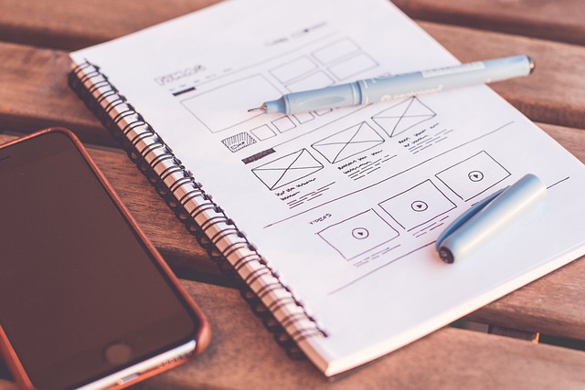 C'est un carnet avec des croquis de design numérique. - Agence web Prism