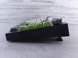 Clavier mécanique avec touches vertes et design moderne.