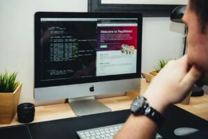 Une personne consulte un site web lié aux reptiles.