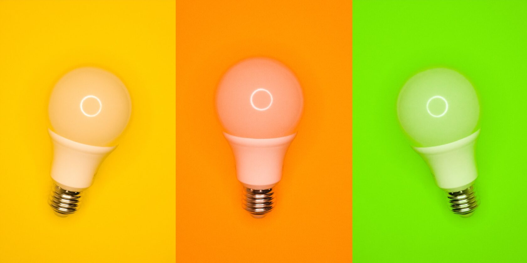 Des ampoules sur des fonds colorés contrastés.