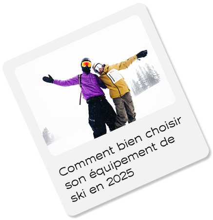 Deux personnes s'amusent en pleine neige, prêtes à skier.
